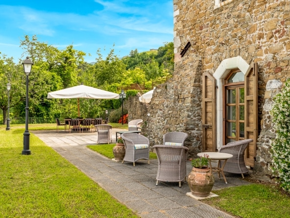 Outdoor dining area in the cloister of Villa Il Convento