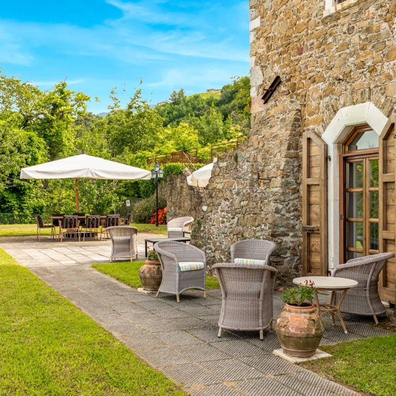Outdoor dining area in the cloister of Villa Il Convento
